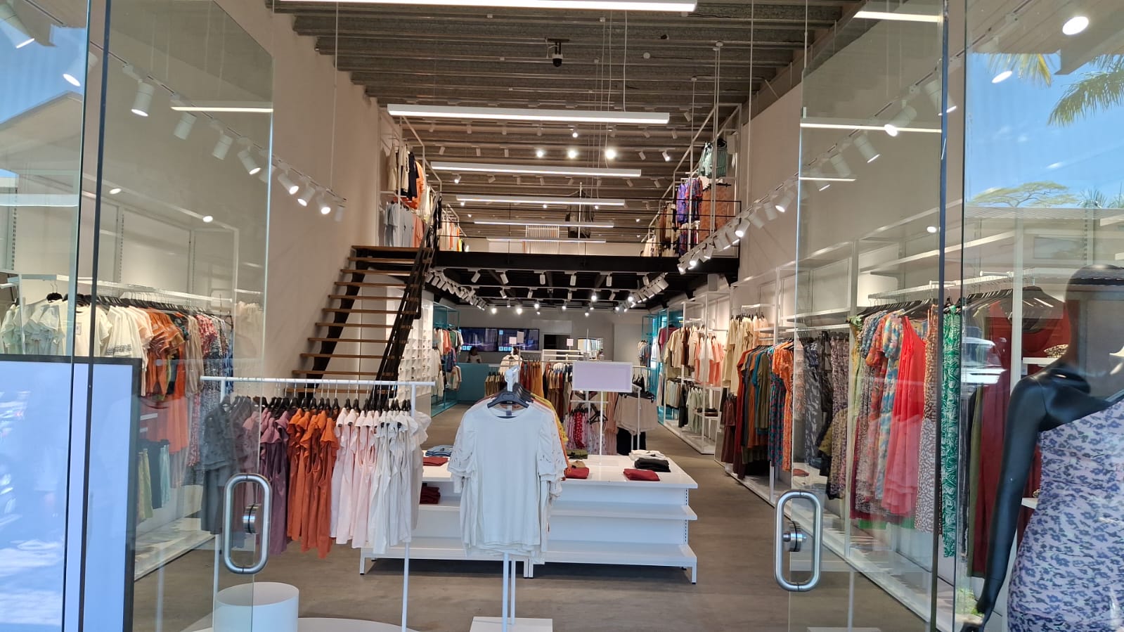 Fashion House Nosy Be: clear, professional shop interior view