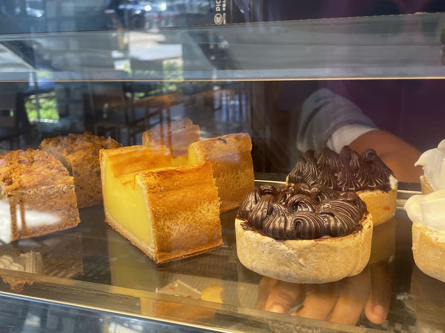 Le QG: appetizing display of fresh pastries