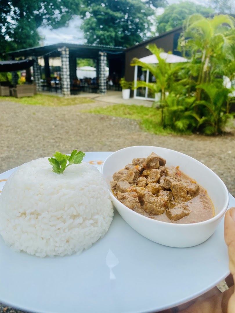Le QG: appetizing food with venue background
