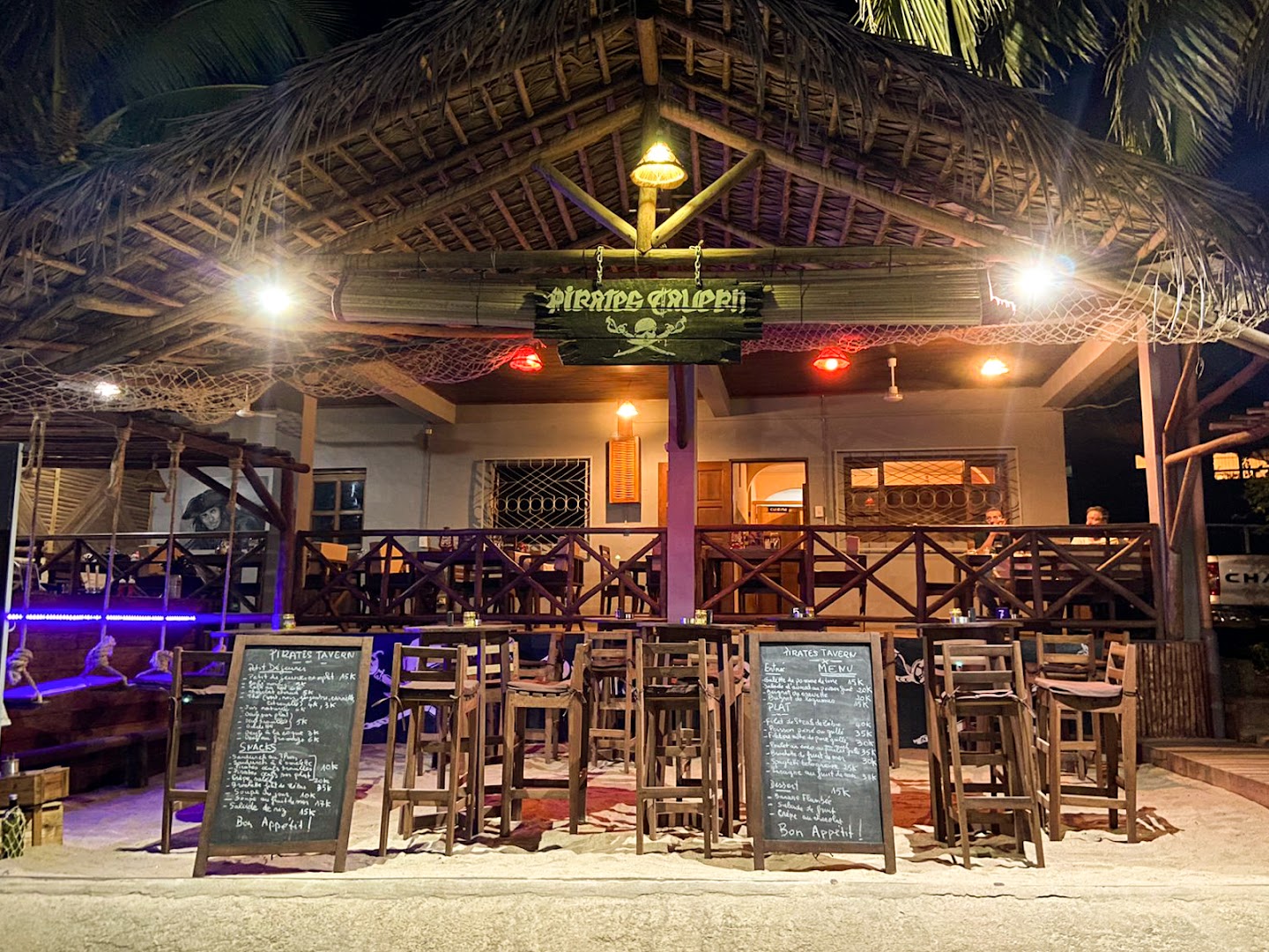 Pirates Tavern Nosy Be: inviting atmosphere of the venue