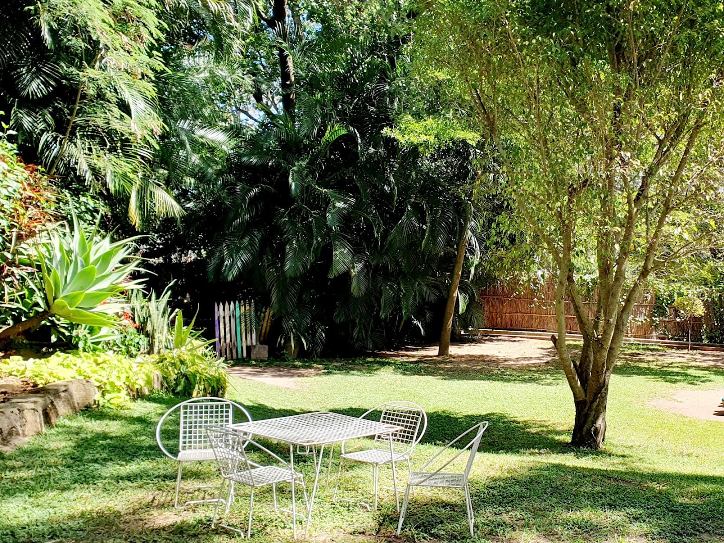 Mijn Kitchen Coffee Shop and B&B: attractive outdoor seating area
