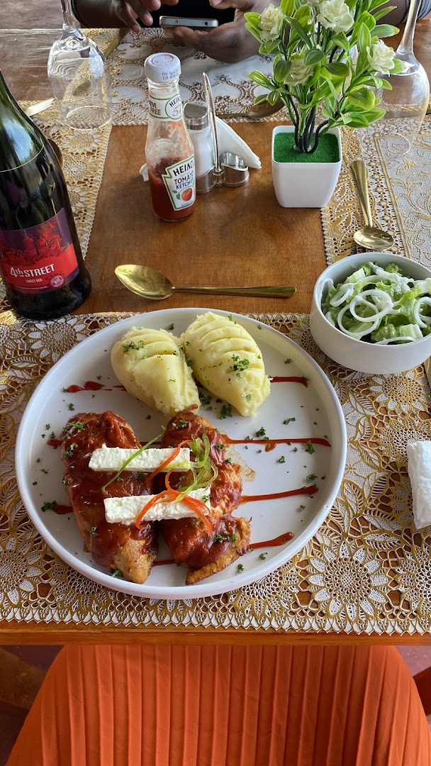 Refined Roots Lounge and Restaurant: appetizing food presentation and clean presentation