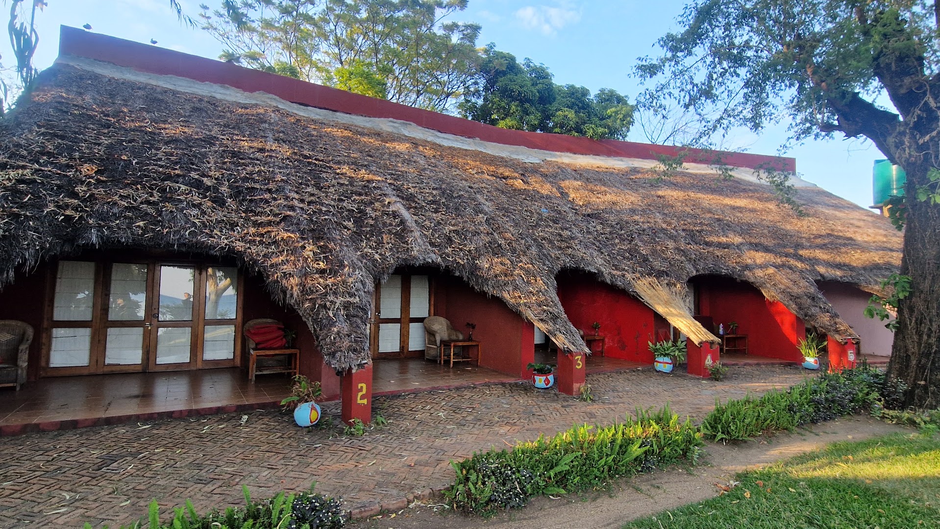 Cape Mac Lodge & Froggies Restaurant: clear exterior view of venue