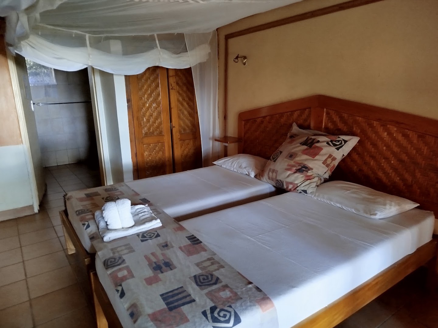 Cape Mac Lodge & Froggies Restaurant: clear photo of hotel room