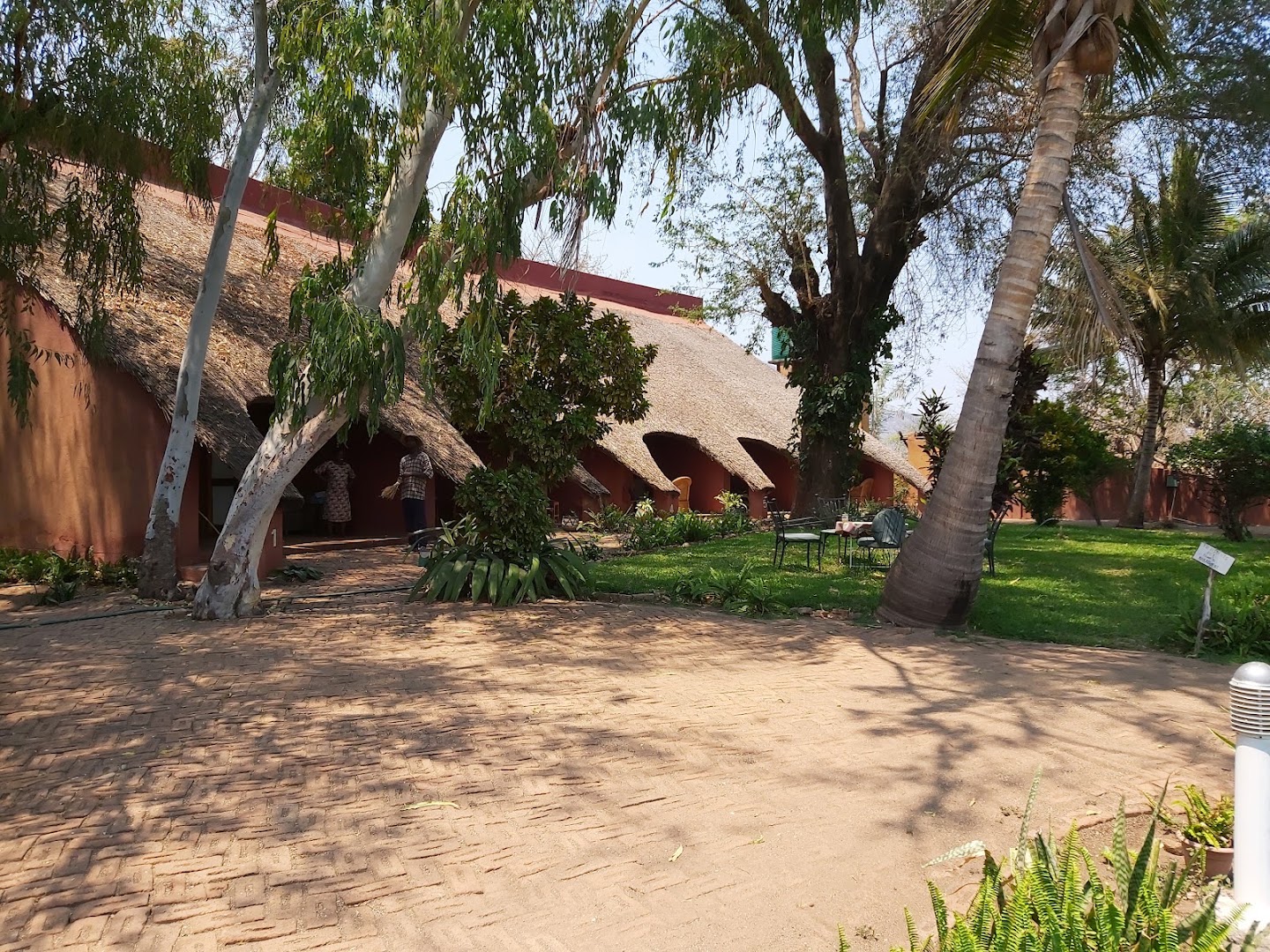 Cape Mac Lodge & Froggies Restaurant: clear view of venue exterior