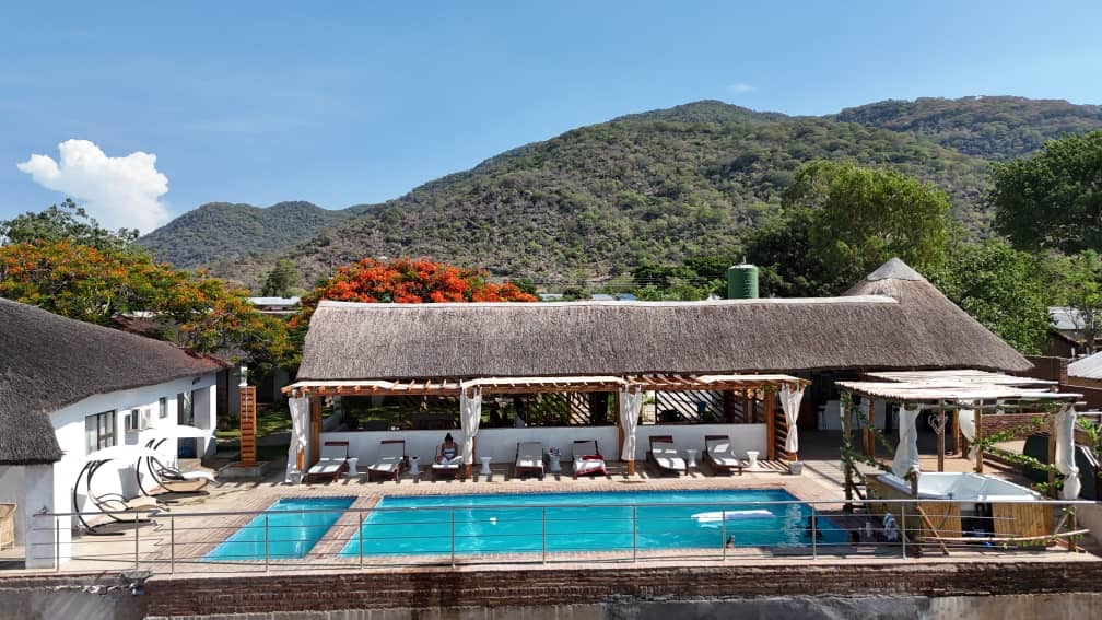 Gecko Lounge: attractive venue exterior and pool