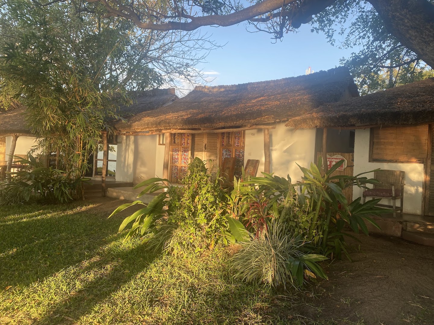Mgoza Lodge: attractive exterior view of lodge