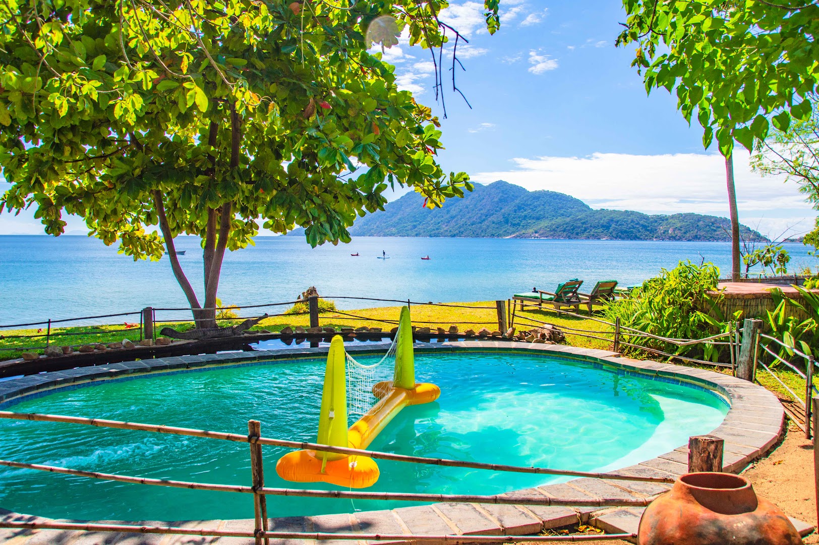 Mgoza Lodge: beautiful scenic view of lodge pool