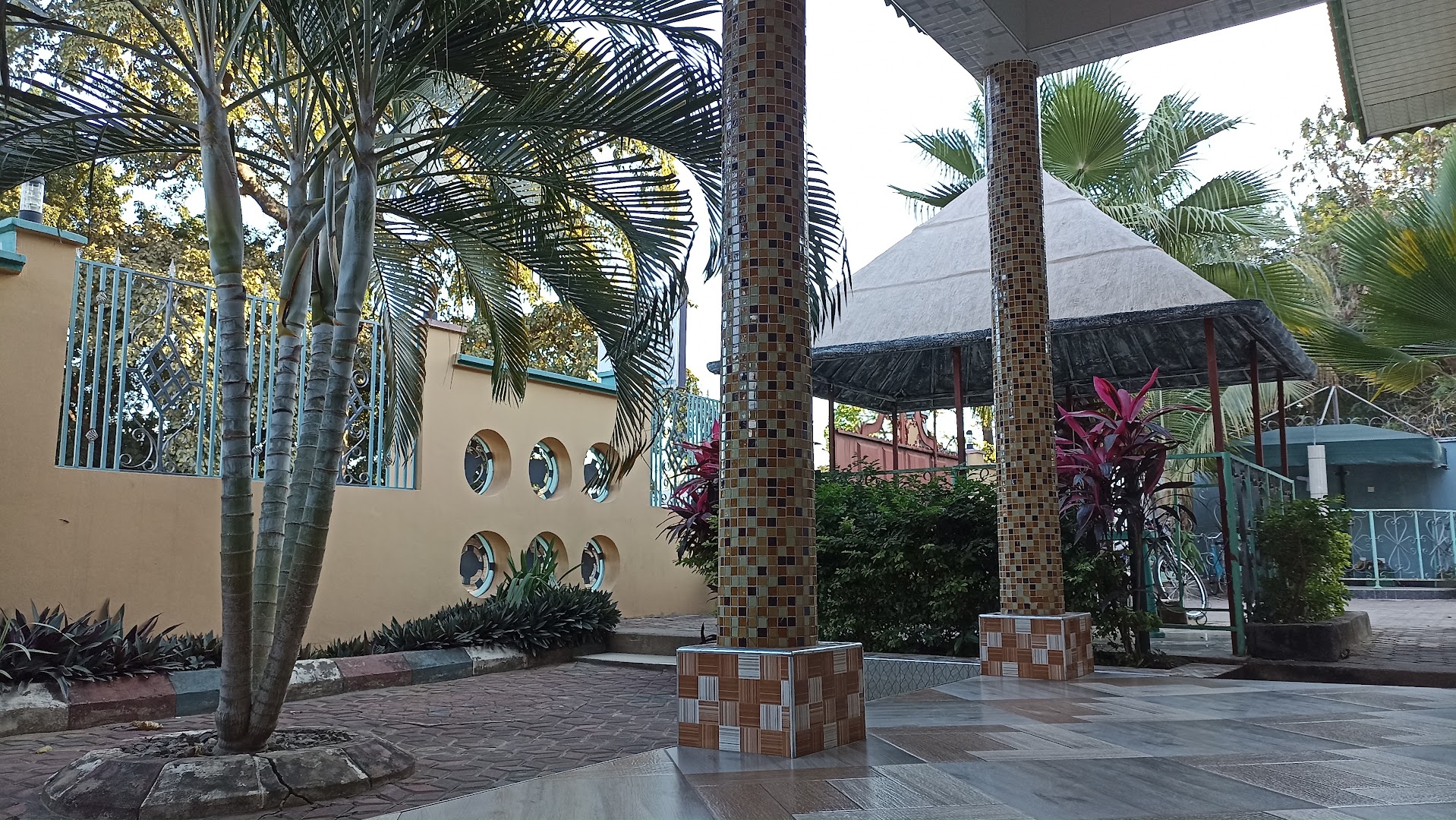 New Vegas Lodge: venue's pleasant terrace