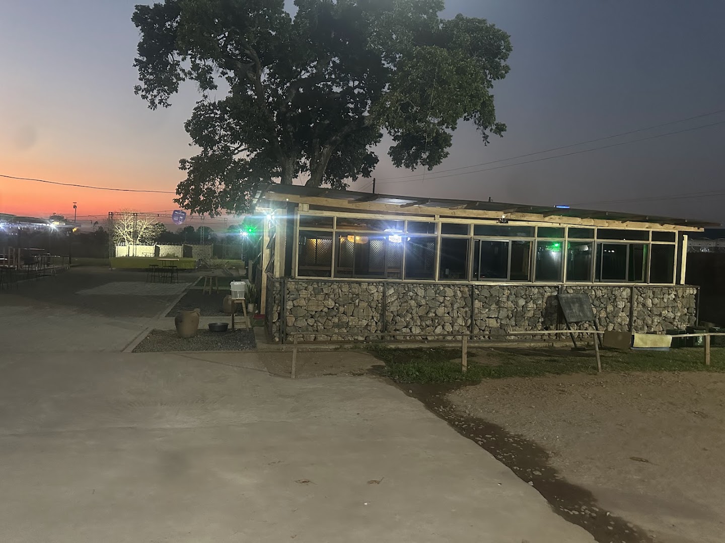 Linde Lounge & Grill: clear exterior shot of venue