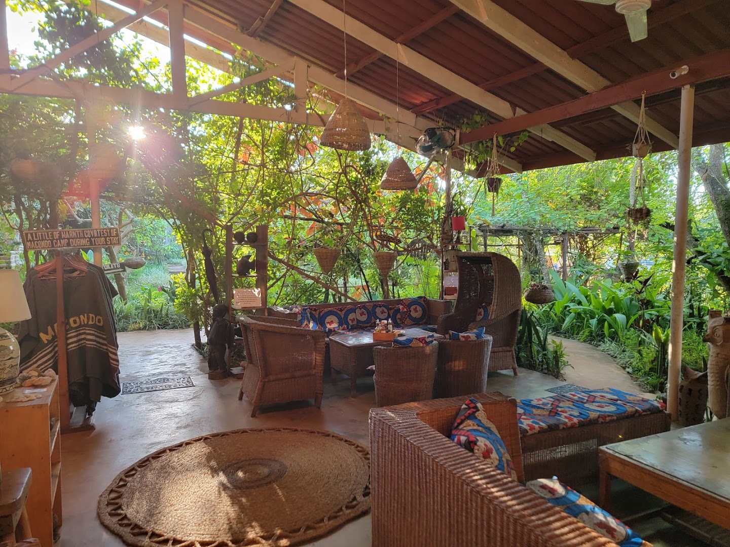 Macondo Camp: inviting and atmospheric restaurant terrace