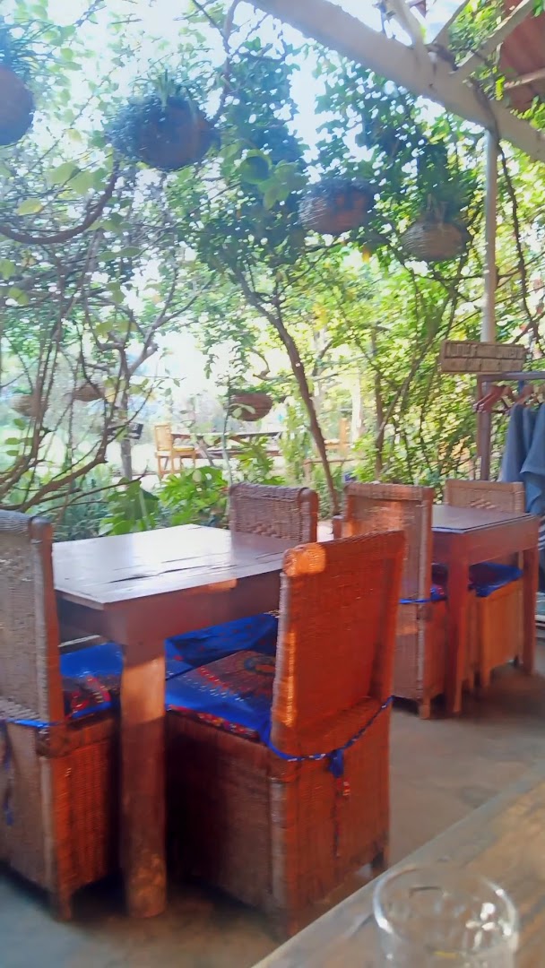 Macondo Camp: inviting and clear restaurant terrace