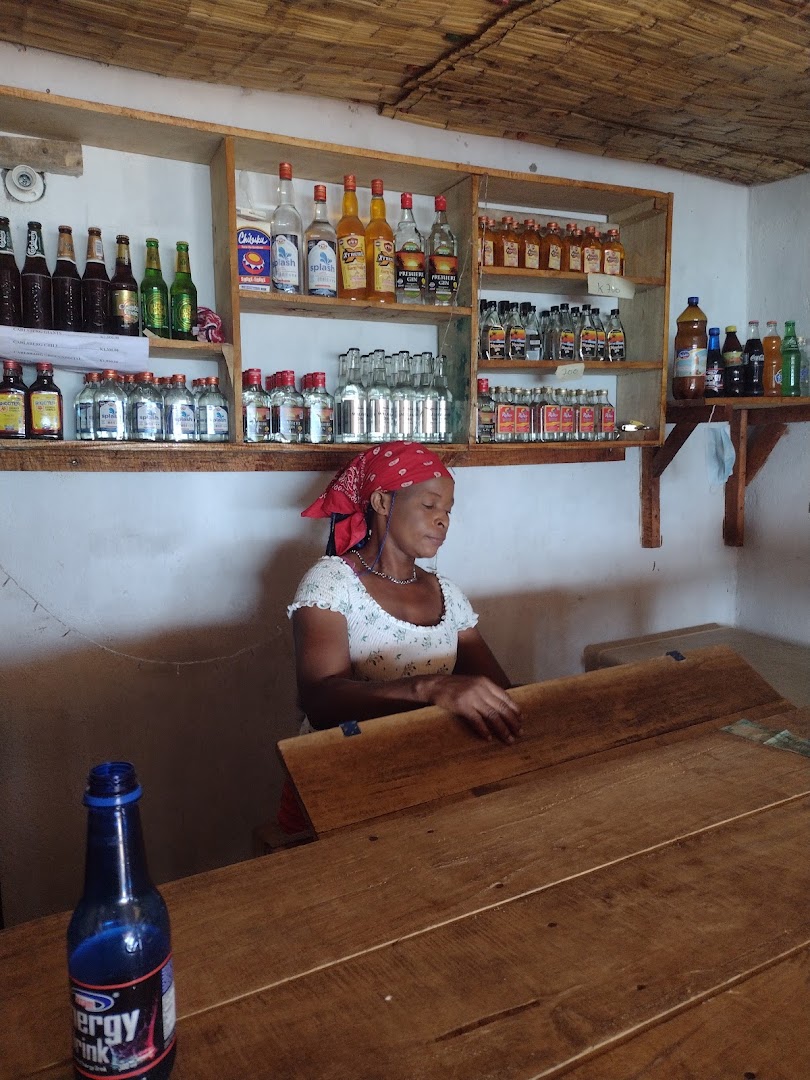 Chifundo's Bar: staff and bar interior