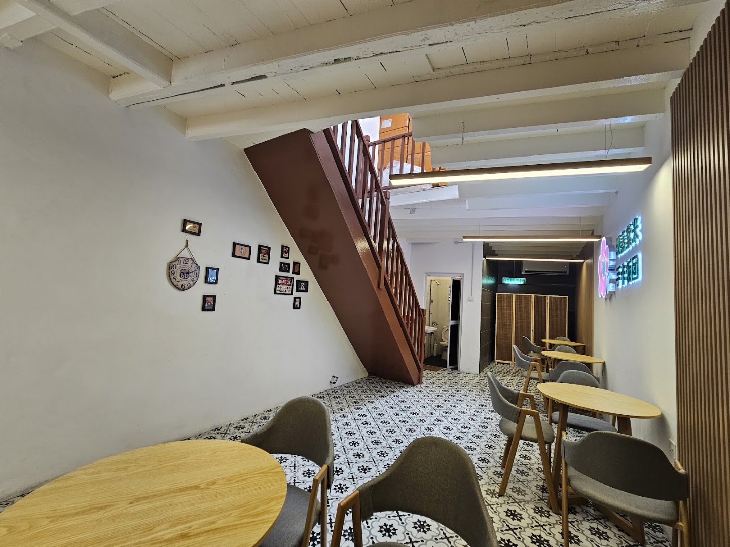 A-Xing Rice Roll: clear photo of restaurant interior