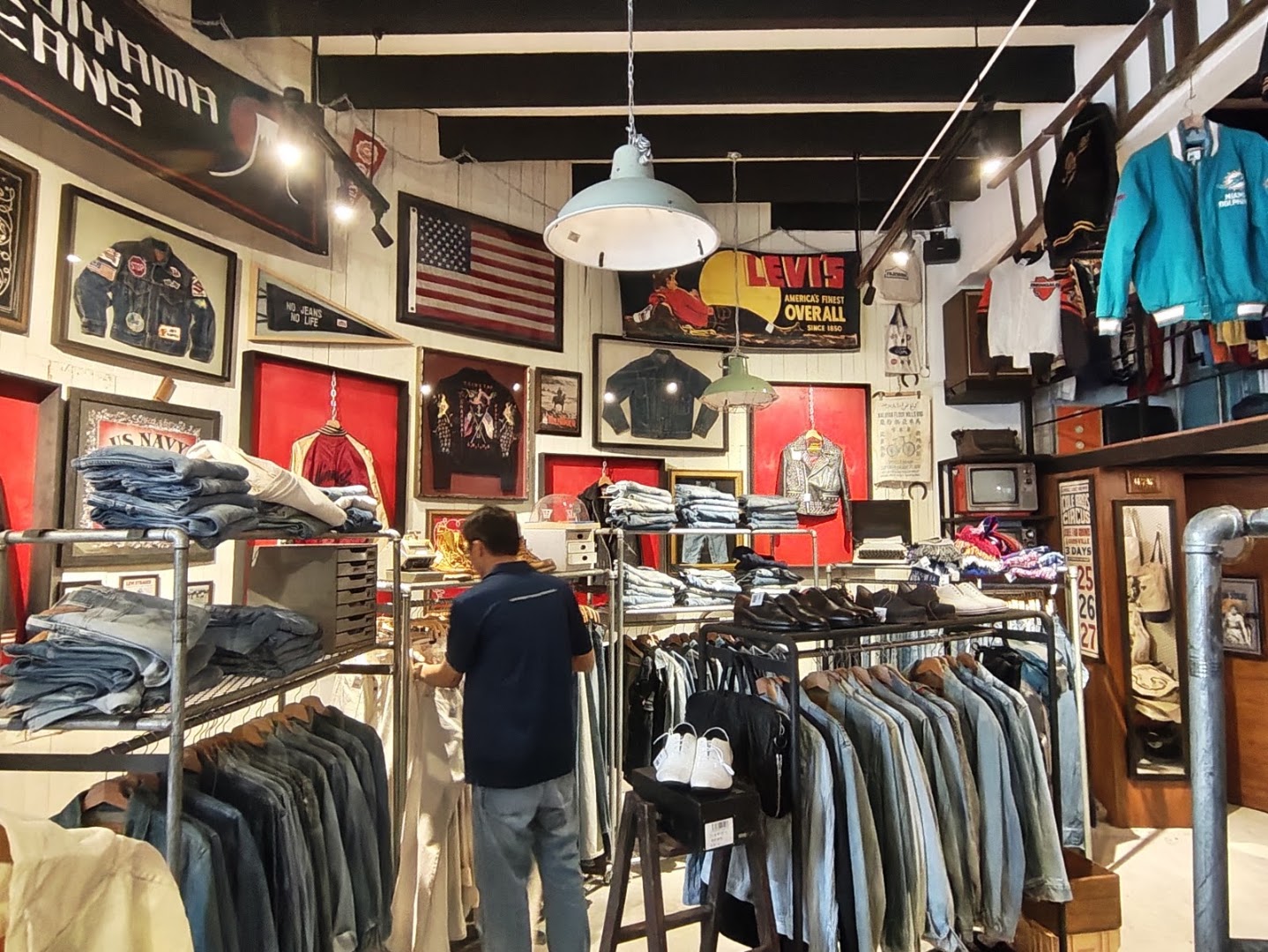Fujiyama Street Market: clear shop interior and products