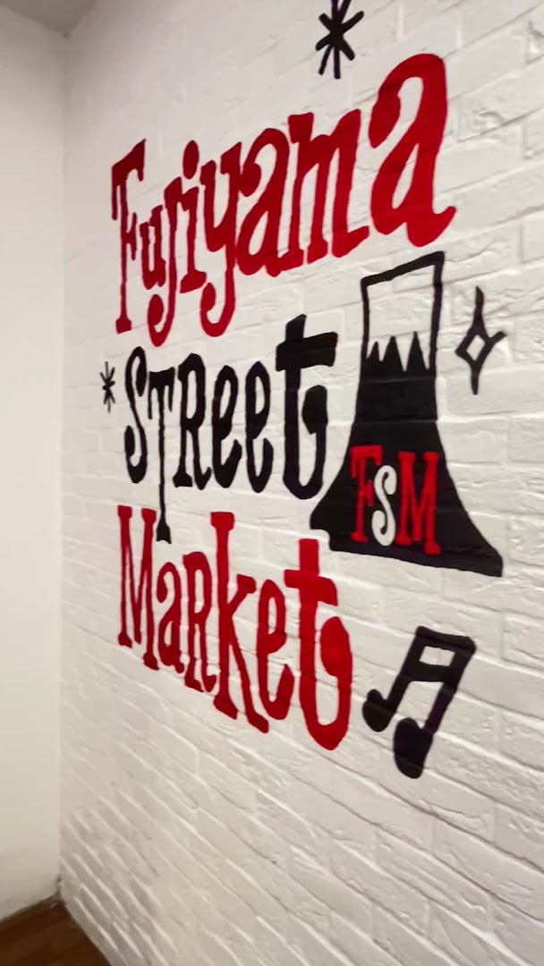 Fujiyama Street Market: clear photo of shop branding