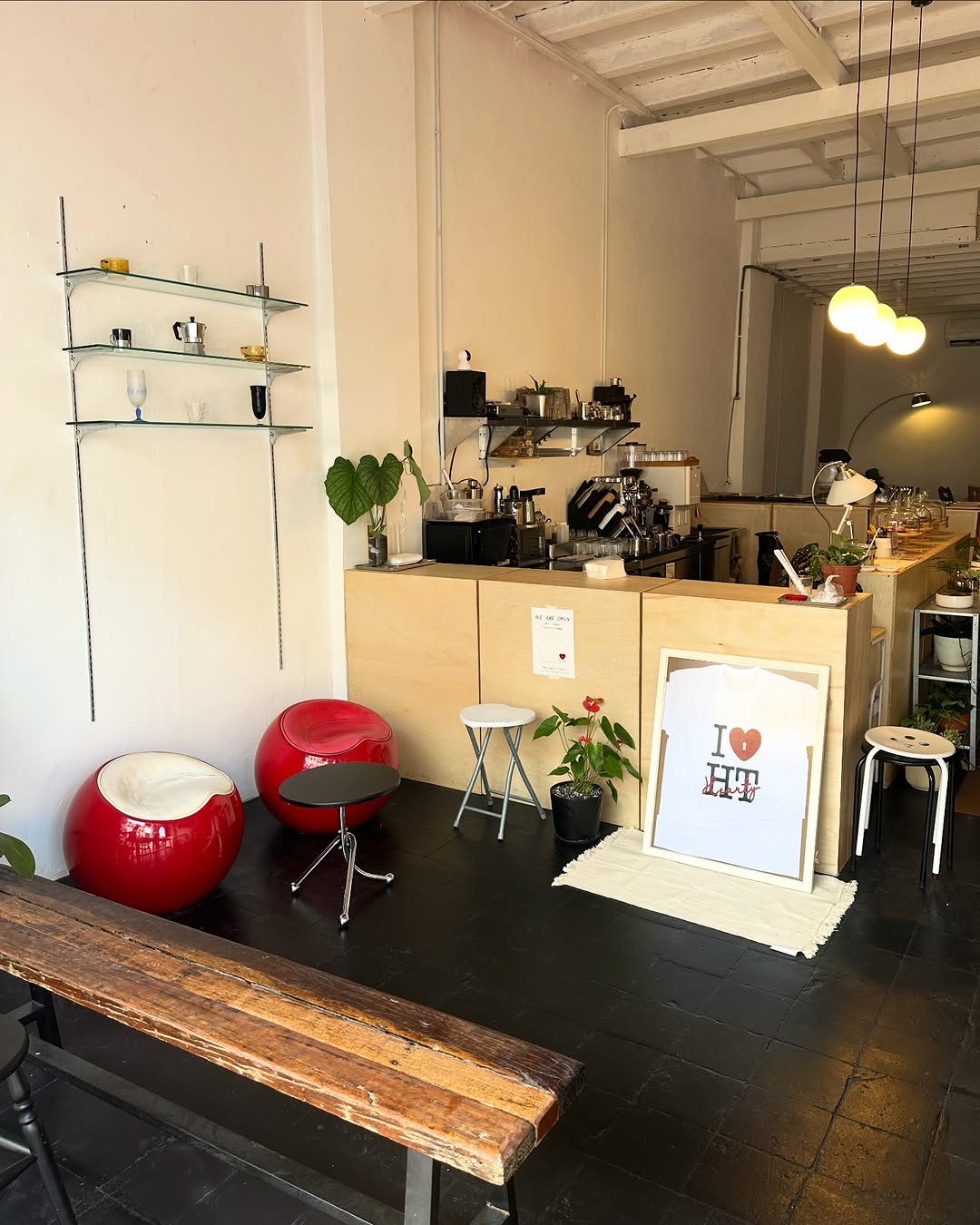 Hearty Cafe: clear, inviting interior cafe shot