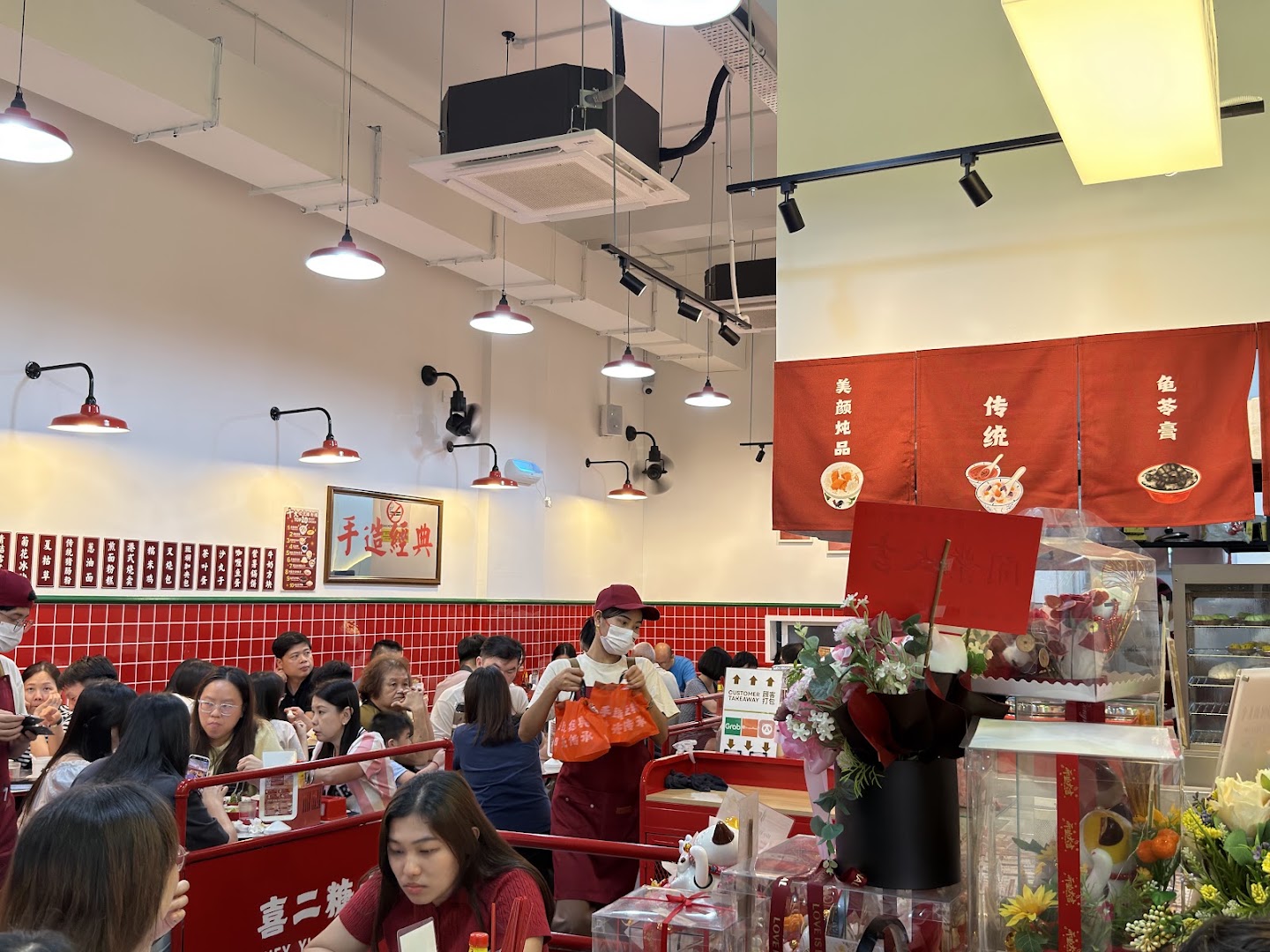 Hey Yi Dessert: vibrant atmosphere and interior