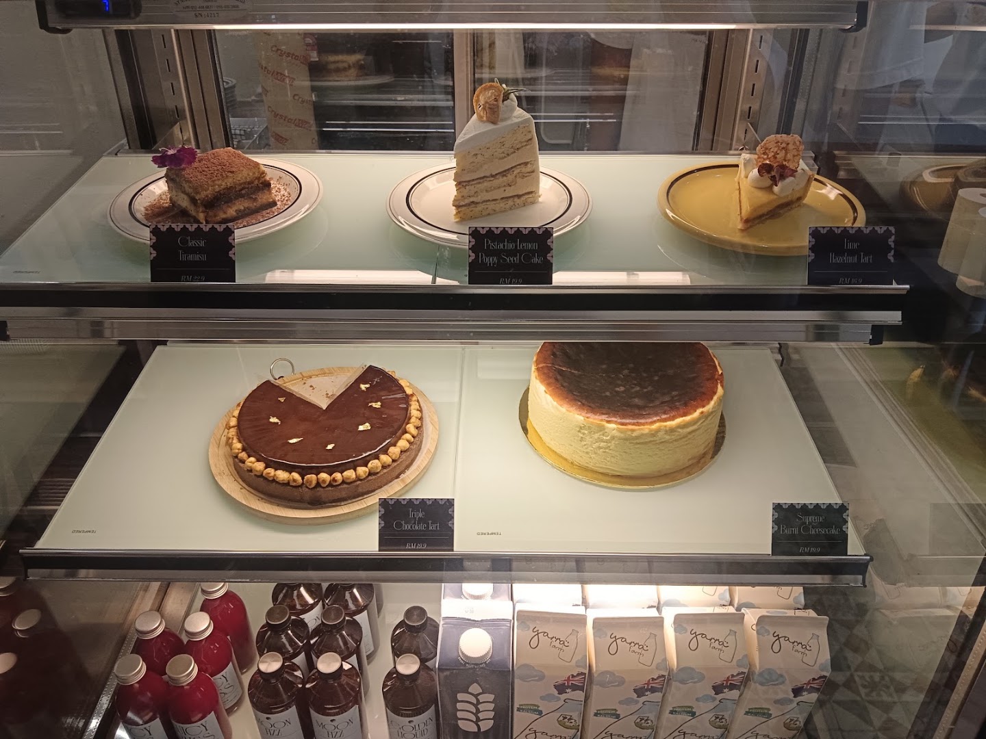 Moonshine Cakes and Coffee: clear display of appetizing cakes