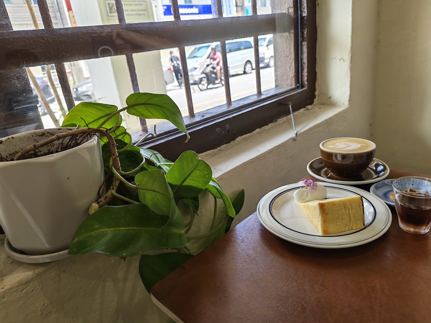 Moonshine Cakes and Coffee: appealing cafe food and atmosphere