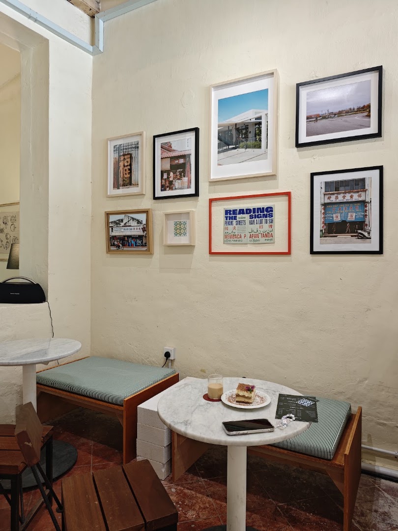 Moonshine Cakes and Coffee: inviting and clean cafe interior
