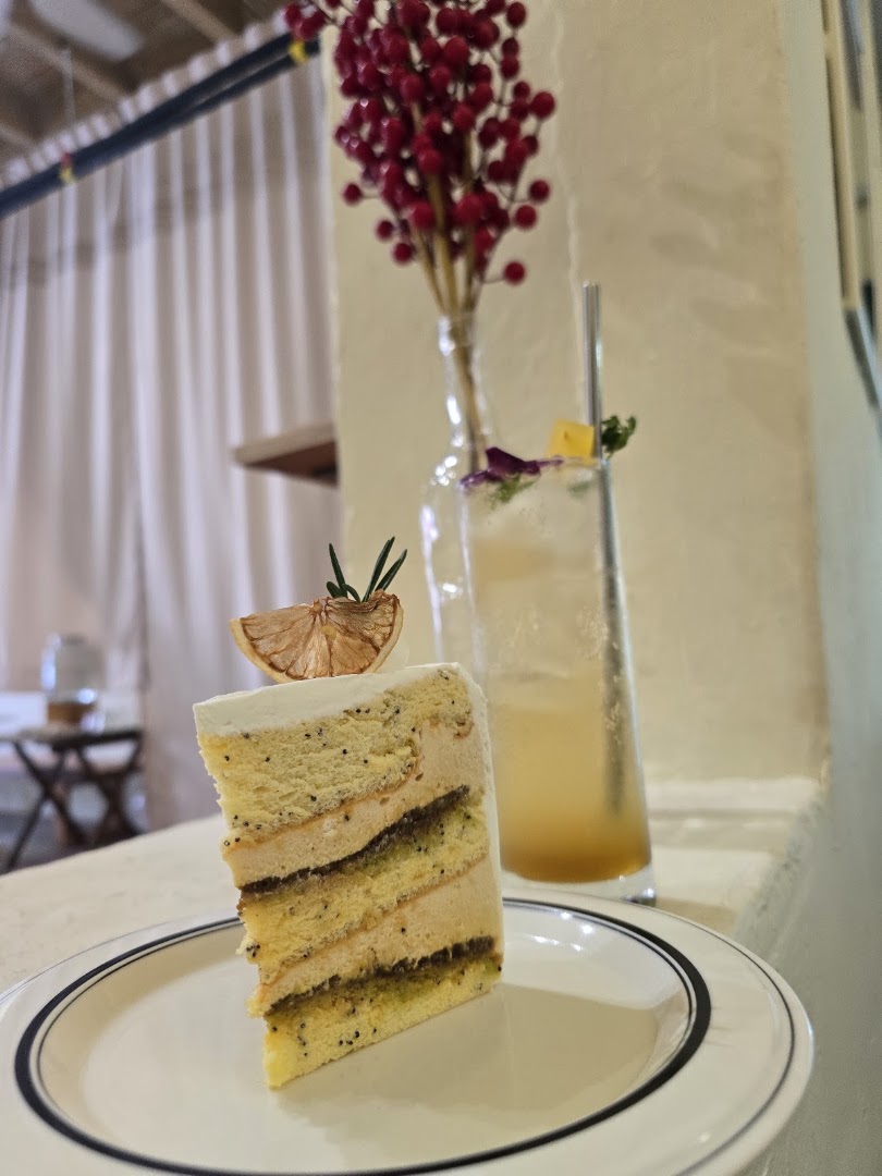 Moonshine Cakes and Coffee: appealing, high-quality food photography