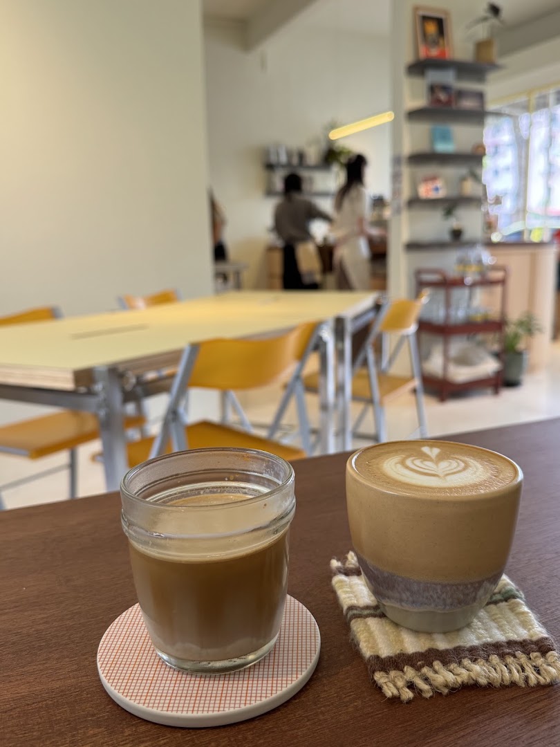 Ovalthinker Coffee: inviting cafe atmosphere and coffee
