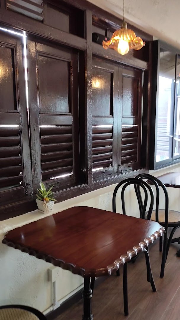 Red Door Cafe: clear, inviting interior atmosphere