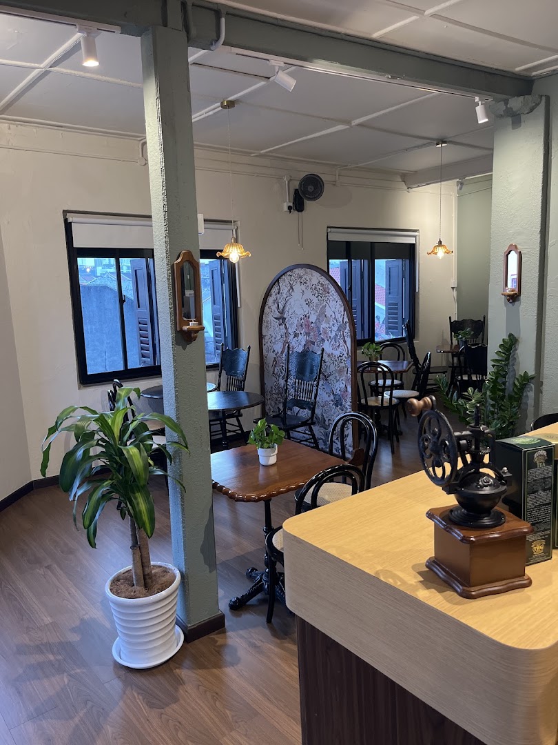 Red Door Cafe: clear, inviting interior atmosphere
