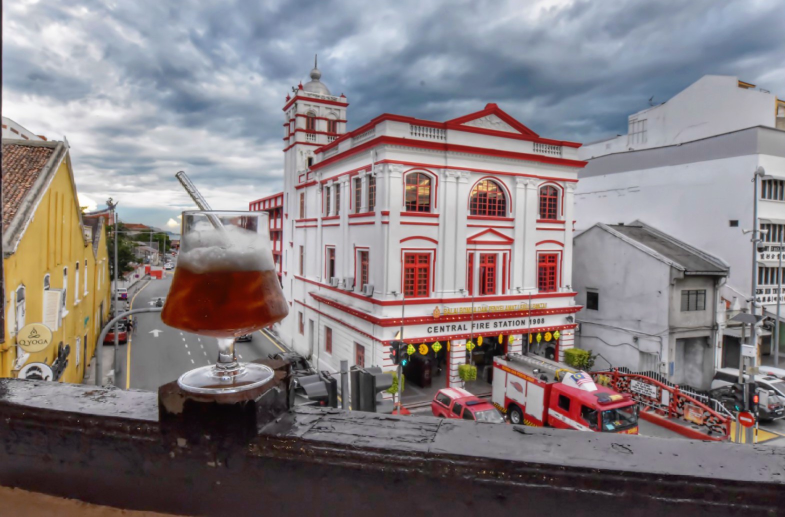 Red Door Cafe: attractive view from the bar