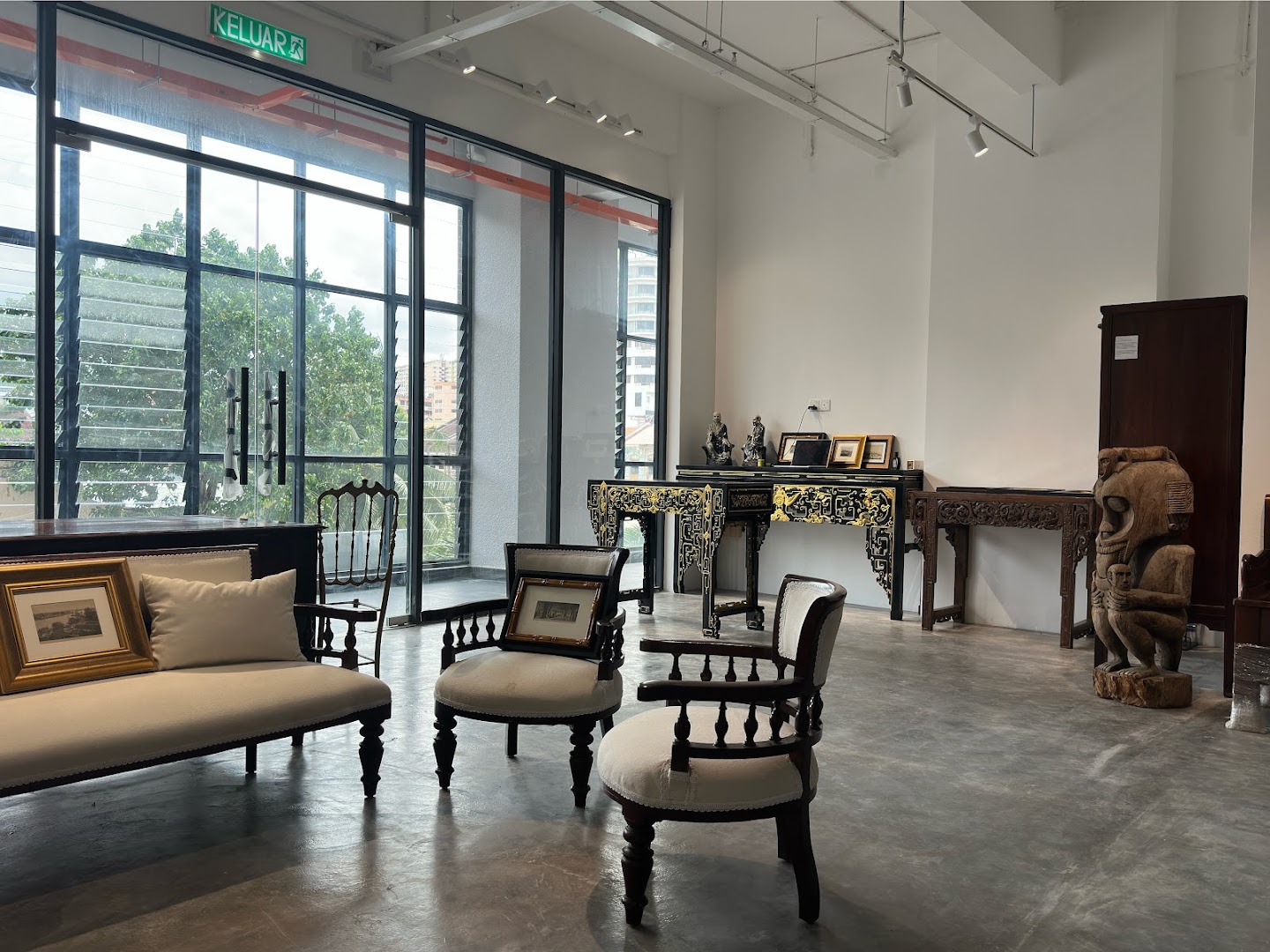 The Gallerist Company: professional interior shop display photo