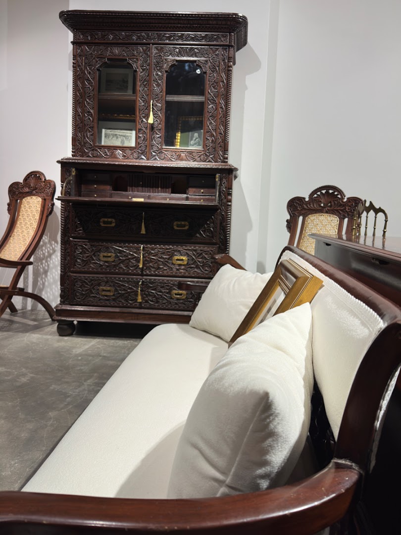 The Gallerist Company: clear display of shop products
