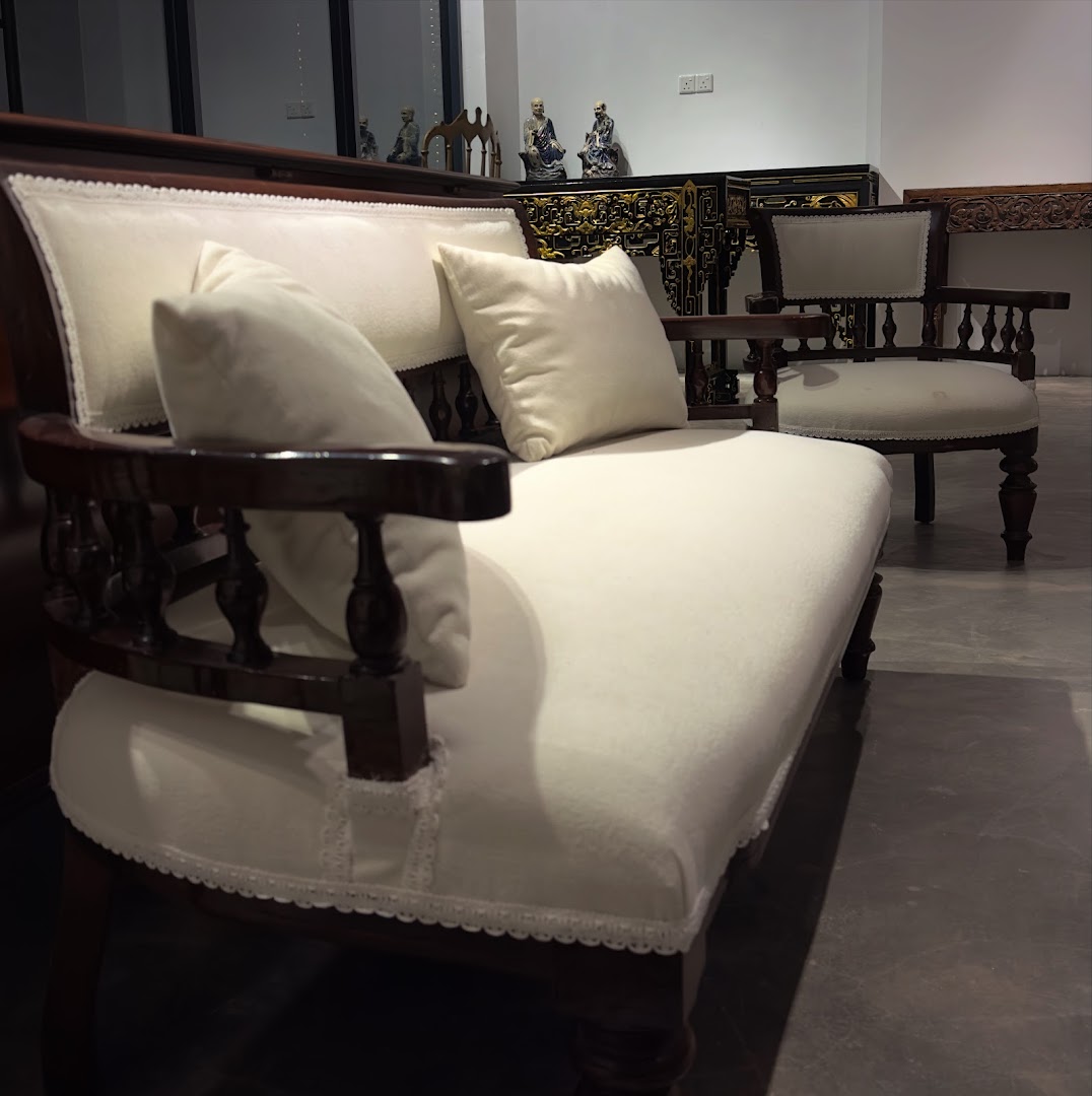 The Gallerist Company: clear display of shop products