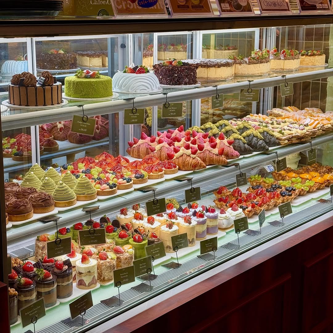Chloe.co: appetizing display of fresh pastries