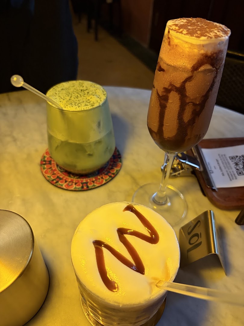 SOL: appetizing drinks in venue setting