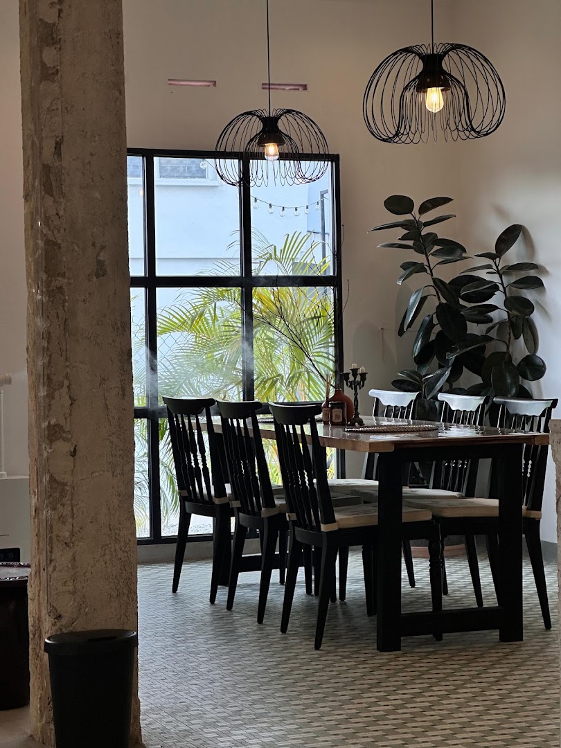 banglolima: attractive interior and inviting atmosphere