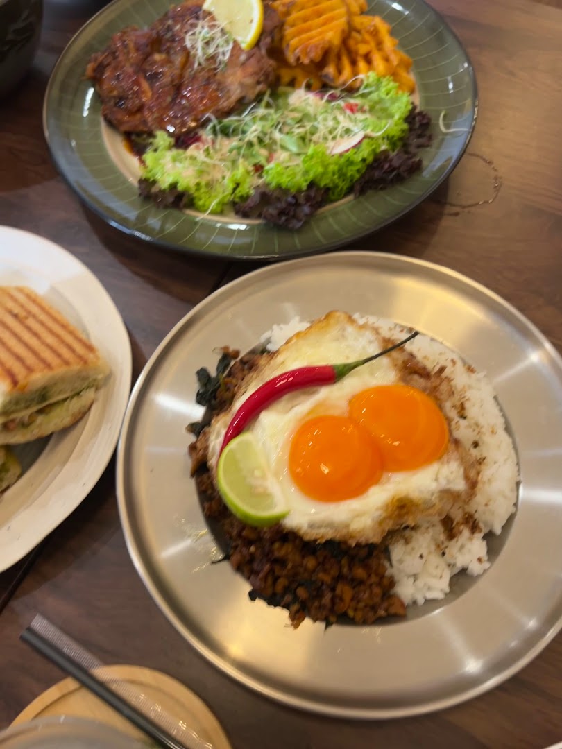 Half Half Coffee: appetizing photo of brunch dishes