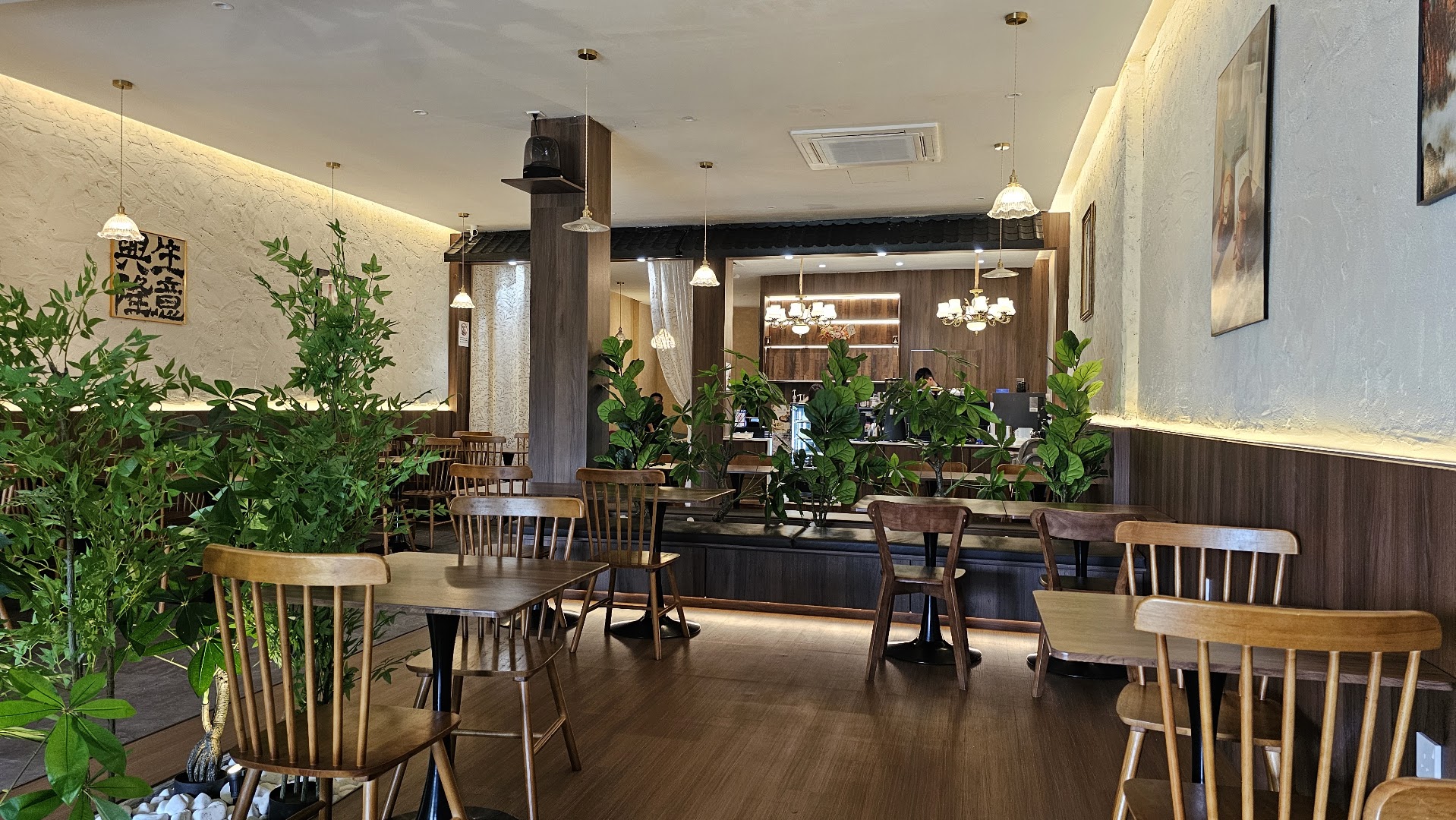 Half Half Coffee: inviting and clean interior shot