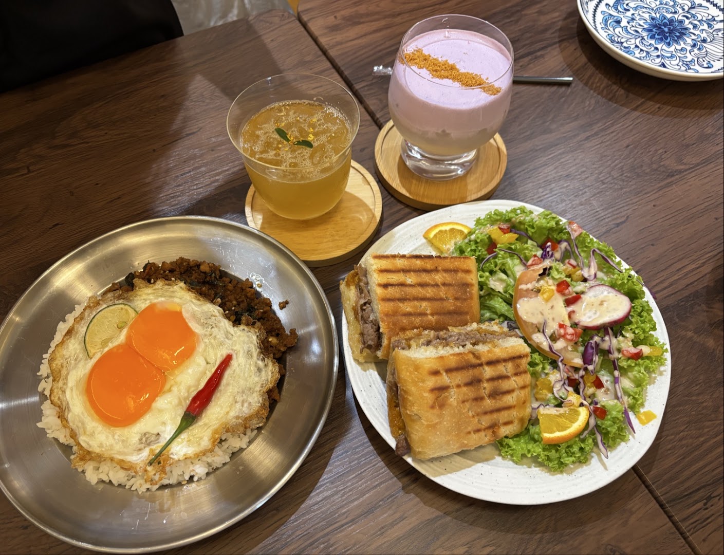 Half Half Coffee: appetizing, high-quality food photography