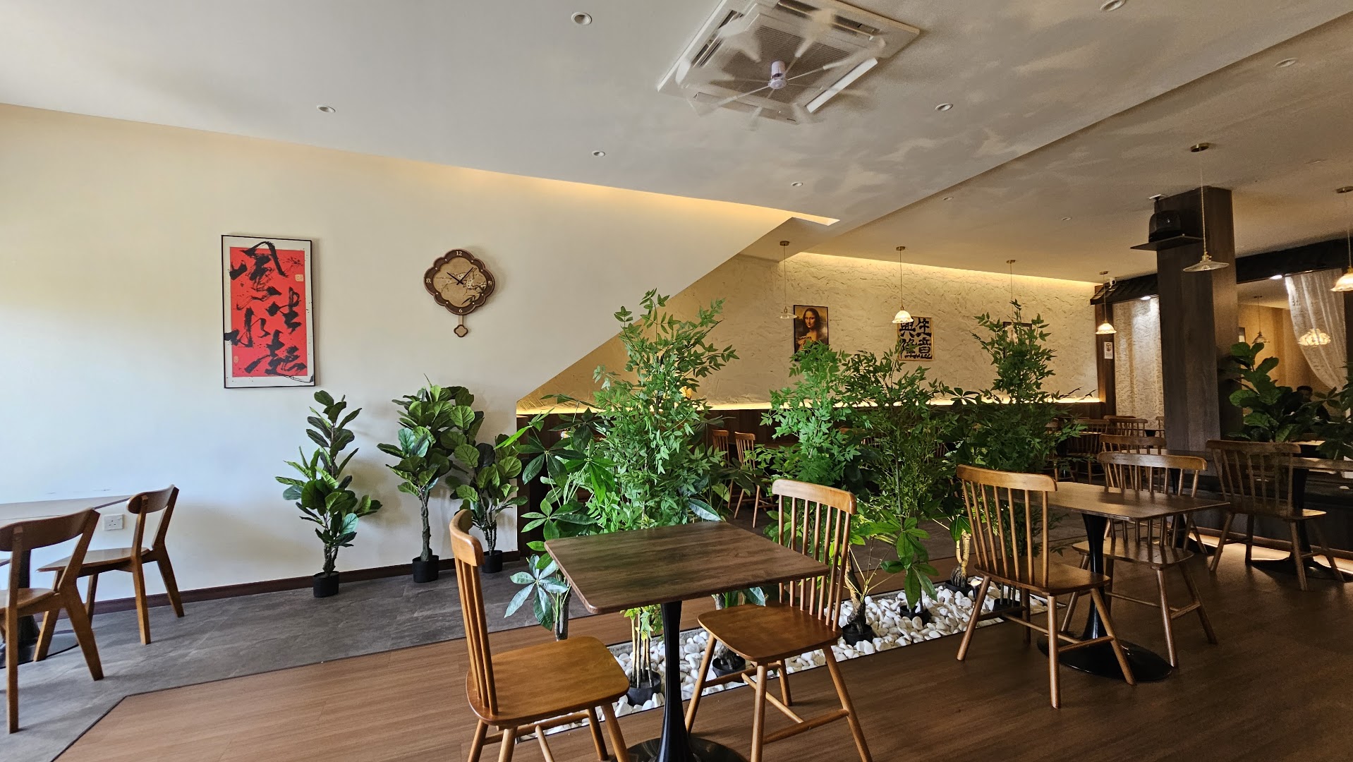 Half Half Coffee: clear, inviting interior atmosphere