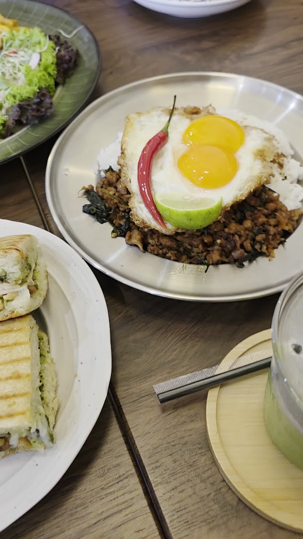 Half Half Coffee: appetizing photo of brunch dishes