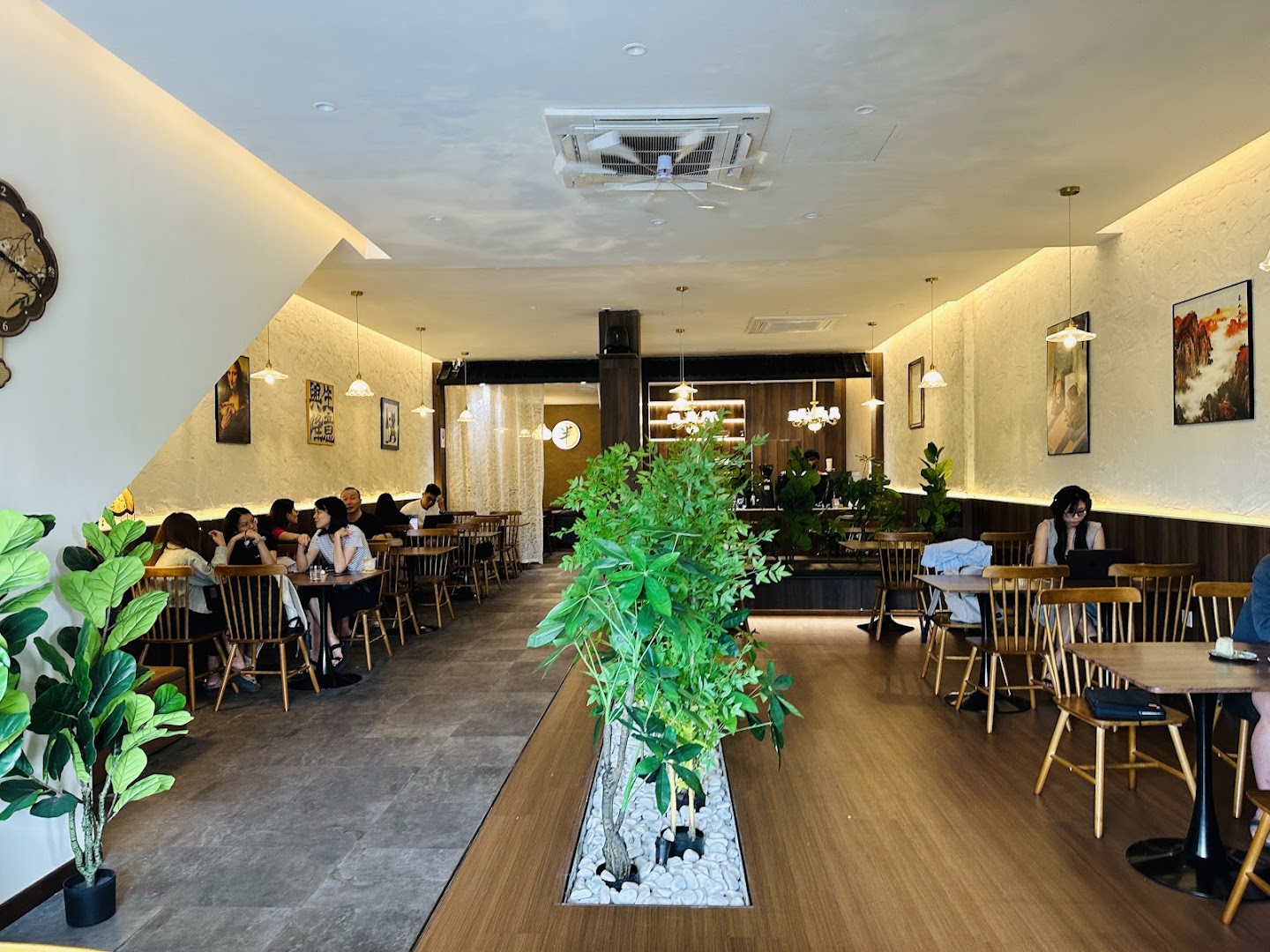 Half Half Coffee: clear, inviting interior atmosphere photo