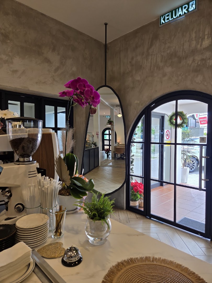 Le Pain Cafe: attractive interior and inviting atmosphere