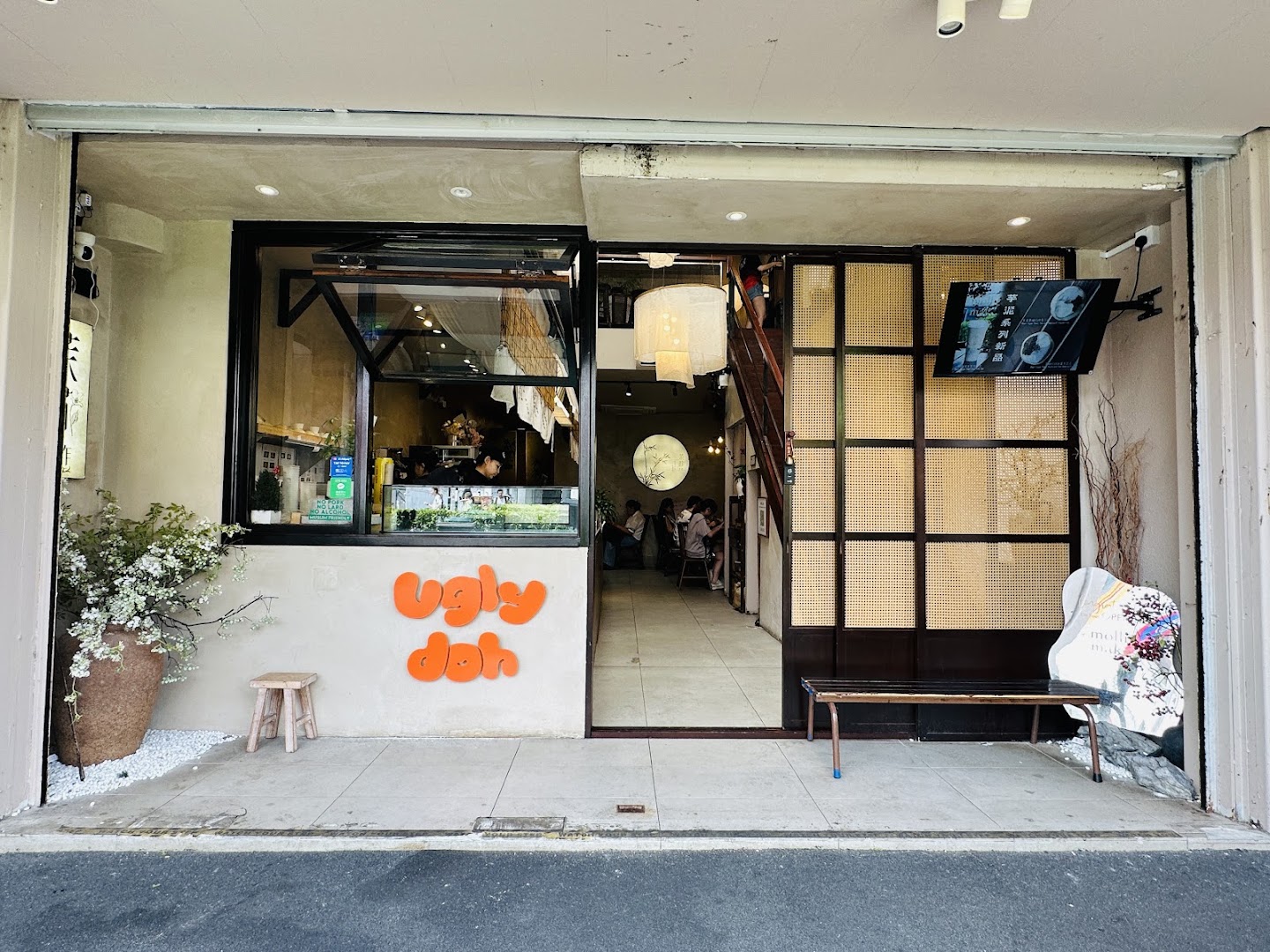 Mollie Makes: clear, inviting storefront photo