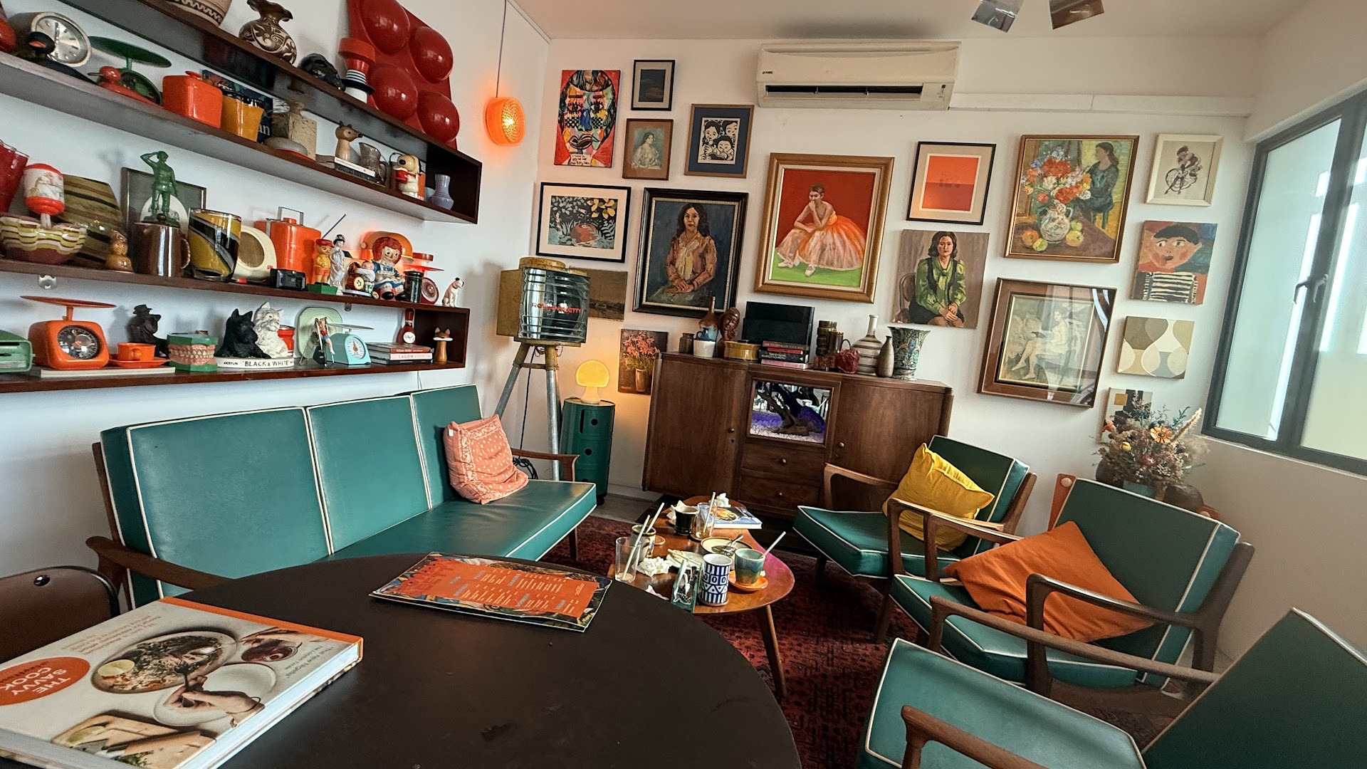 Rowan & Betty Cafe: inviting and well-lit interior atmosphere