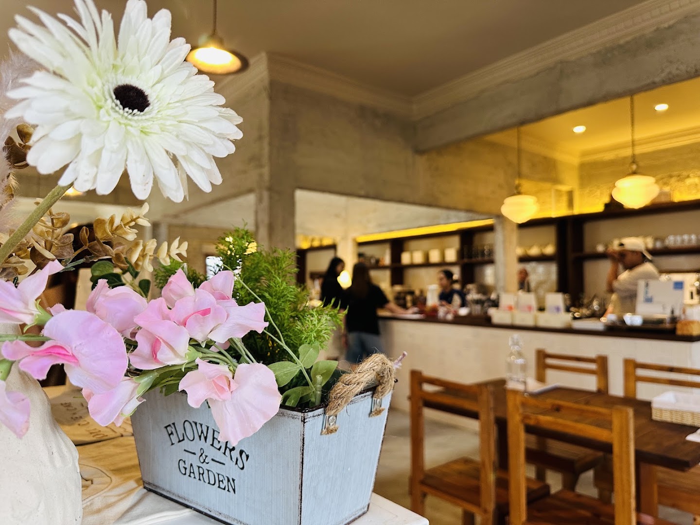 Shuu Cafe: inviting and professional interior shot