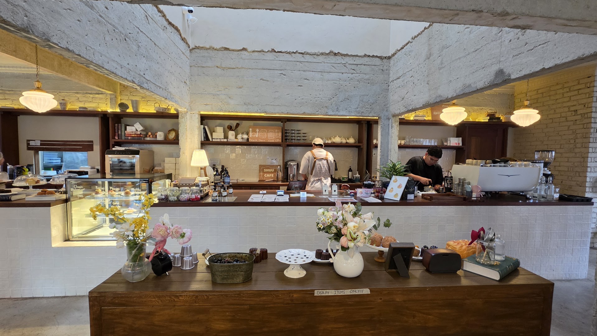Shuu Cafe: clear, inviting interior cafe shot