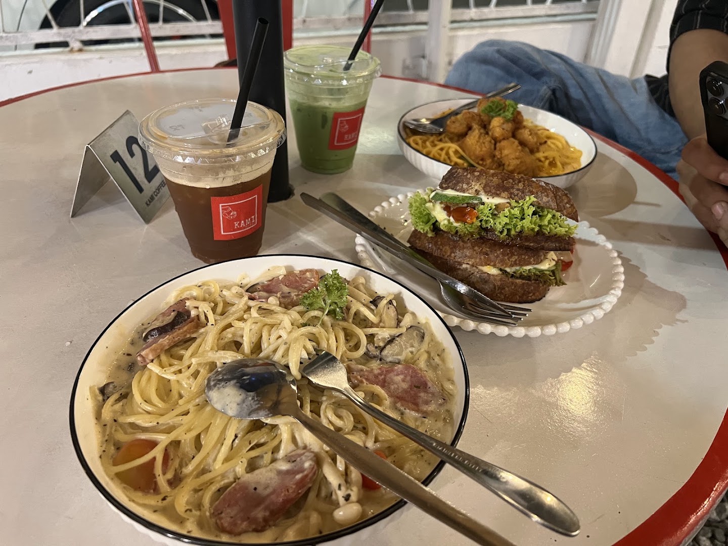 Kami Coffee: appetizing food and drink display