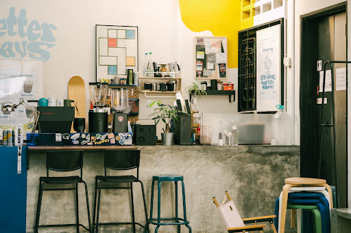 Betterdays Slow Coffee Bar: inviting and clear interior shot