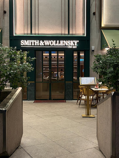 Smith & Wollensky: clear, professional exterior restaurant shot